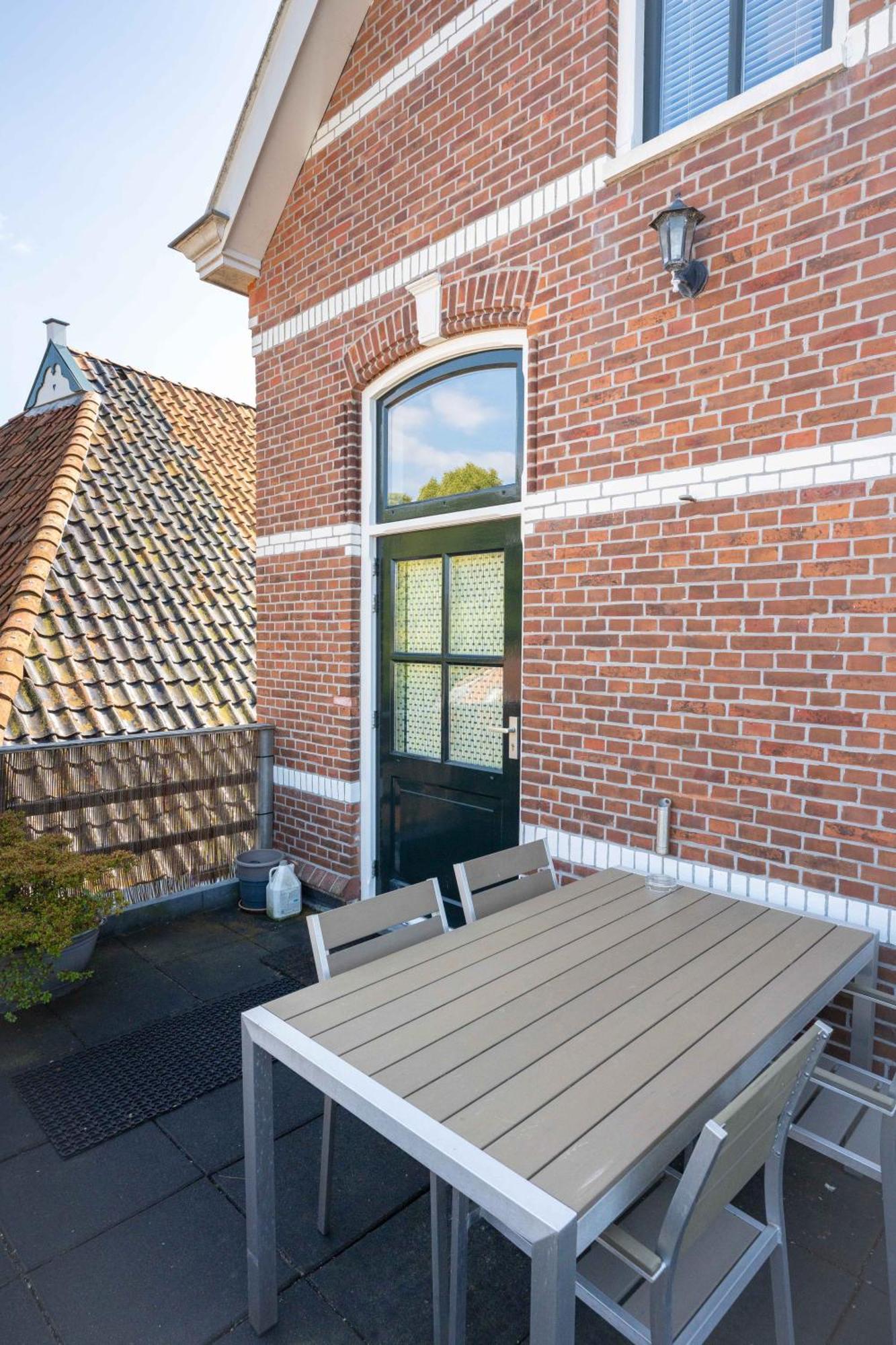 Sfeervol Verblijf In Oude Gemeentehuis Eenrum. Exterior photo