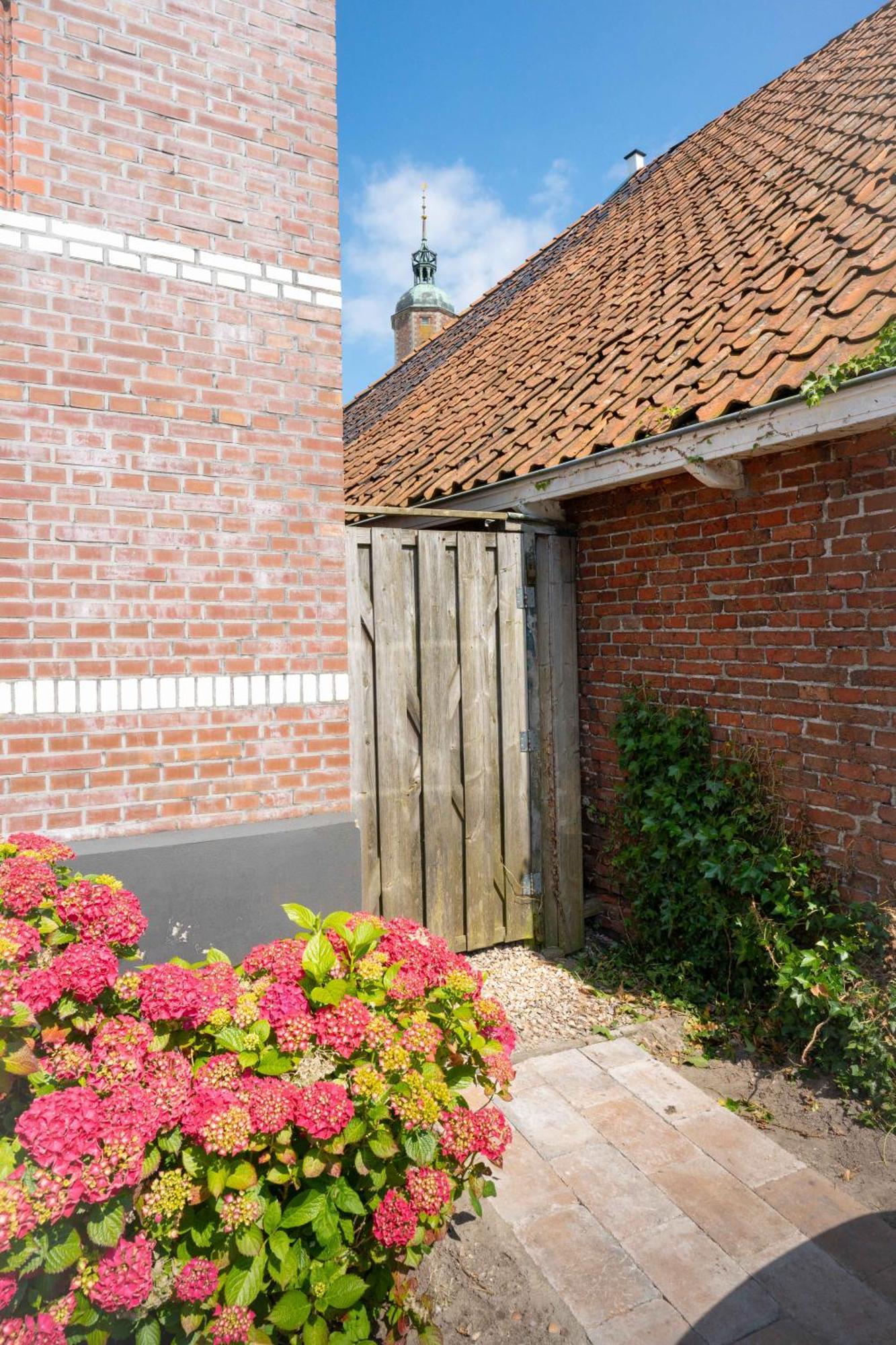 Sfeervol Verblijf In Oude Gemeentehuis Eenrum. Exterior photo