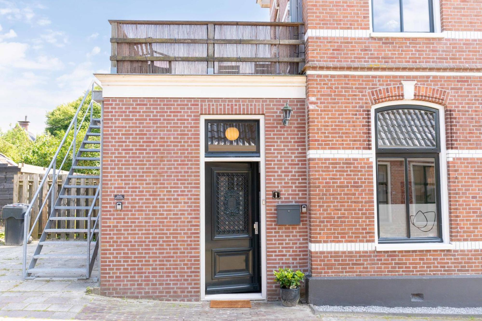 Sfeervol Verblijf In Oude Gemeentehuis Eenrum. Exterior photo