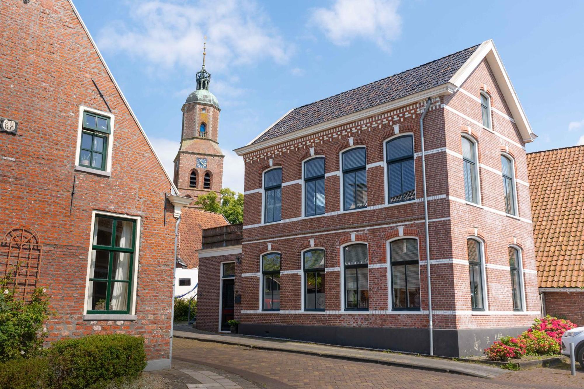 Sfeervol Verblijf In Oude Gemeentehuis Eenrum. Exterior photo